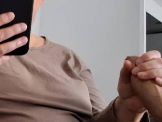 Sending a message to a friend while I have a big cock in my hand 😘