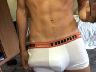 OMG what an amazing bulge!! ;-)