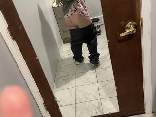 Damn that’s a sexy phat ass