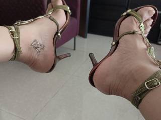 I love my feet with sexy heels, it\'s make Dick gets hard .
I love to see tribute videos on my feet photos .
Send it to my Whats*pp