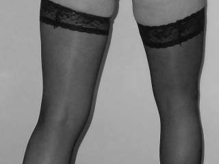 very nice legs, I like your stockings :)