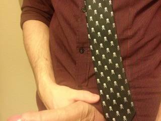 Was feeling super classy in my shirt and tie. And super horny. I hope ya'll enjoy.

Kik: Achillies83