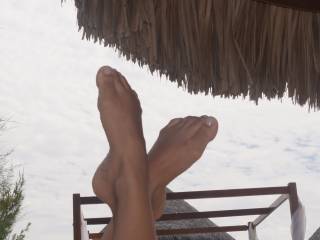 my wife´s feet on the beach