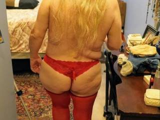 Follow my married ass into the bedroom for some fun.