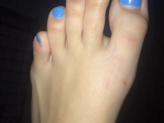 She wants cum all over her sexy toes
