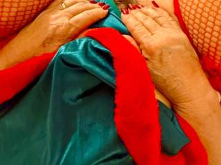 We’ve had many requests to bring back our holiday shoot , hope you like  🐈🍆