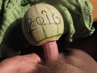 Fucking a hole into a juicy melon on a green towel - big head! cum and get it, ladies!