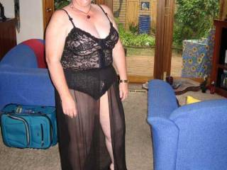 Aussie BBW Gwen at home ready to be seduced. How would you like to strip her and open those legs??