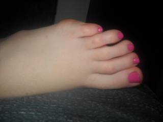 God would I love to lick and suck those toes!!! ;-P