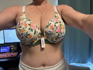 Last of the new bras she got. Love this one