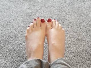 Who else loves her super long toes?