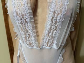 Closer view of this sexy goddess, would you pull the top to the side and get those natural tits out?