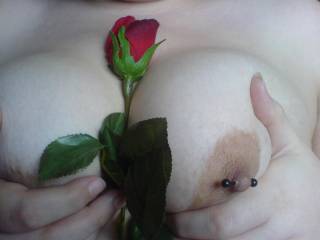 i love roses between my boobs mmmmm