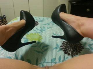 Heels on in the bed… YASSS!!