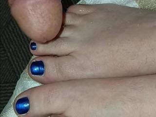 Hubby loves my feet, definitely has a foot fetish haha....anyone want lick my toes clean before adding more cum 😉😘 don\'t be shy now 😋 MrsL xx