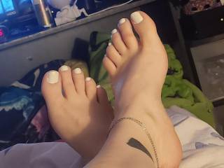Hot feet painted white to bad it is not my white cum