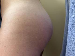 I love tracing this ass with my tongue!!