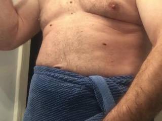 Look I can shave and stroke my cock at the smell time