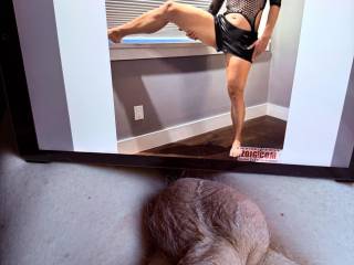 hothello ~ “Get your face between those sexy legs and get wife off. She demands it!!!”