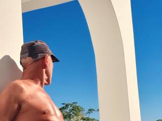 Holiday, and enjoy the October morning sun on Crete, and looking forward to this new beautiful sunny day. Can you see that? 😎🌞