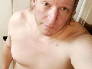 Lee taking a quick selfie with an innie