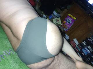 undies pose
