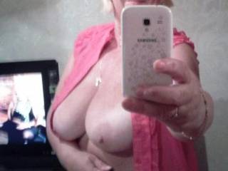 Mature took a selfie on a smartphone with her big tits for me