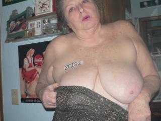 ONE TIT OUT ZOIG!