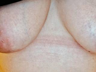 The queen showing off those nice, big, juicy tits!