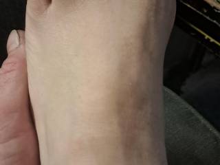Showing wife\'s dirty toes