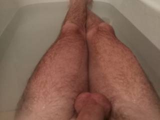 Just missing a good wine and a sexy woman!! Any girl/milf around in Sydney to share the bath?