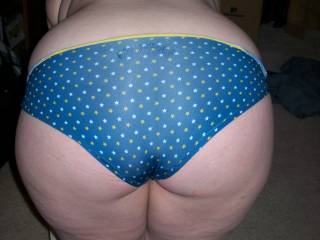 Lupo\'s wife sticking her ass out for me during a recent playdate and showing her panties