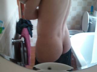 just my butt in the mirror
love to find other female sand couples to fuck