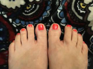 Oh so fuckable MILF toes with red nails...YUM!