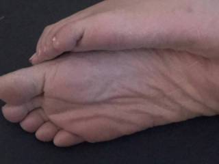 Ouk's feet were rather dry during her pregnancy , as you will see in this clip ,,i got some  nice close up's of them , where you can see the individual lines on her soles from the dryness!!!!
..feel free to comment.. and enjoy !!