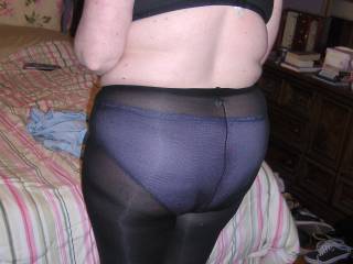 A nice Full shot of her Ass in pantyhose!
She would like some cum on her pantyhose covered Ass
