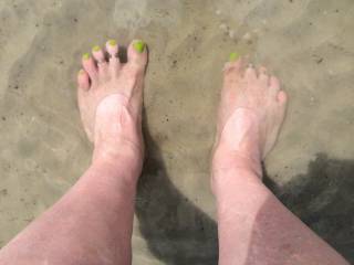 after washing off the sand could I lick n kiss ur sexy feet lickin between ur sxy toes ;-)
