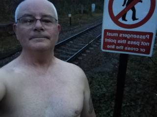 I am nude on a railway stztion