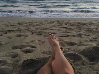 Awesome evening on the beach and this picture of her beautiful thick legs and pretty little toe\'s