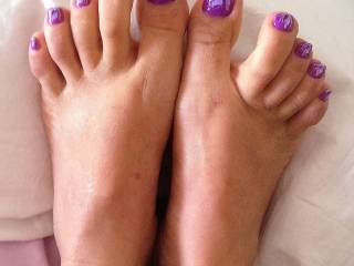 A random pic of Ouk\'s   sexy feet and sexy painted toenails ...do you like it ..??..would you like to indulge perhaps.??