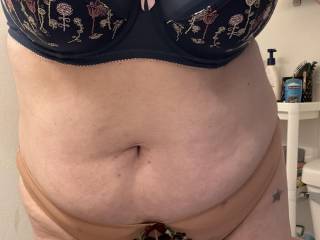 Showing me her choose for the day of the bra and panties she was wearing