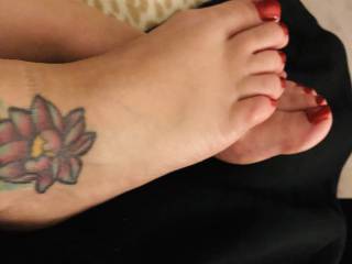 Beautiful feet and toes don’t you think?