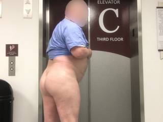 Flashing my ass at the elevators