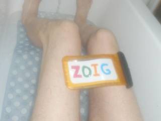 A lower body scene in the tub in July 2021.