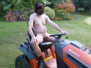 Time for a quick photo while I mow the lawns .