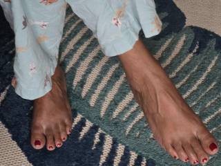 Love her sexy soft brown feet. Would anyone kiss these feet.