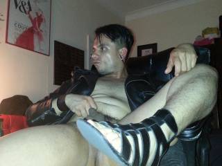 love the smell and taste of sweaty feet and pits and leather!