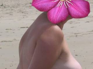 great beach shot....... nice breast