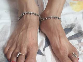 for hot feet lover.....wife flashing her feet,,,,💋💋💋💋,