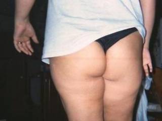 showing her ass